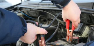 W jaki sposób odpalić auto za pomocą kabli rozruchowych?