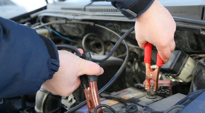 W jaki sposób odpalić auto za pomocą kabli rozruchowych?