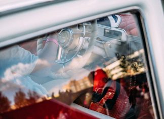 Pajączki, gwiazdeczki i półksiężyce – jak radzić sobie z uszkodzeniem przedniej szyby samochodu