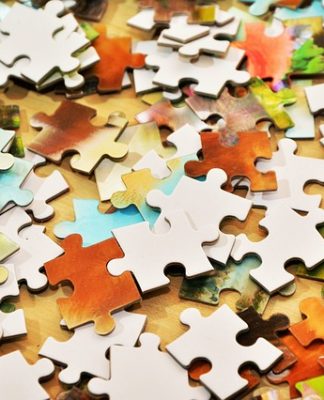 czy do układania puzzli są potrzebne jakieś gadżety?