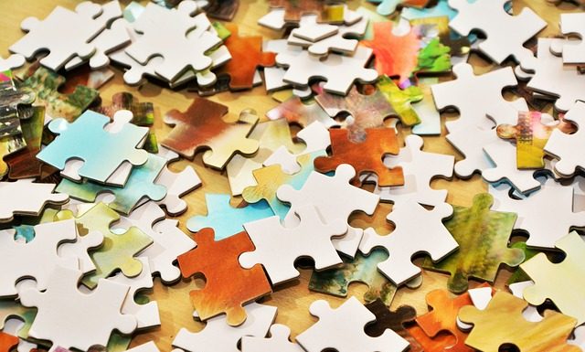czy do układania puzzli są potrzebne jakieś gadżety?