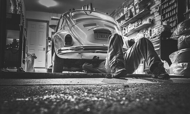 Jak naprawić wgniecenie w drzwiach drewnianych?