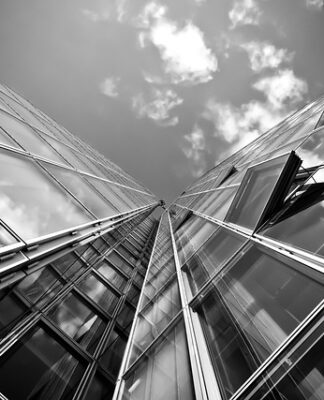 Jaki jest kąt wyprzedzenia sworznia zwrotnicy?