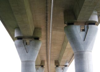 Co zakopuje się w fundamenty?