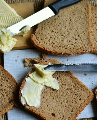 Czym smarować jarzmo zacisku?