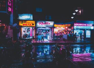 Po co jest strzałka na tłoku?