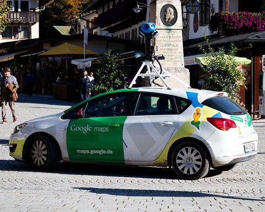 Jak korzystać z Google Maps w samochodzie?