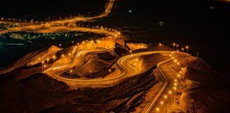 Co oznacza zakręcona strzałka w samochodzie?