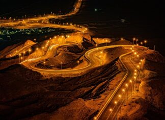 Co oznacza zakręcona strzałka w samochodzie?