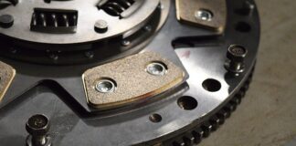 Kiedy puścić sprzęgło przy ruszaniu?