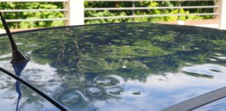 Jak wyciągnąć wgniecenie w drzwiach?