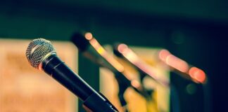 Jak włączyć mikrofon w Mapach Google?