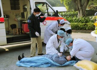 Kto zbudował pierwsza fabrykę samochodów?