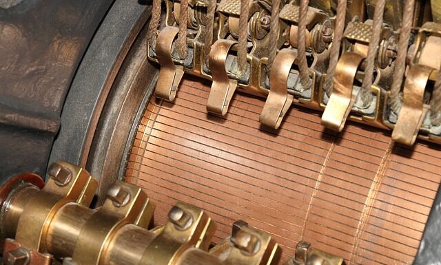 Do czego służy komutator w silniku?