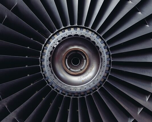 Co uruchamia silnik spalinowy w hybrydzie?