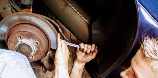 Jak mocno dokręcić jarzmo zacisku hamulcowego?