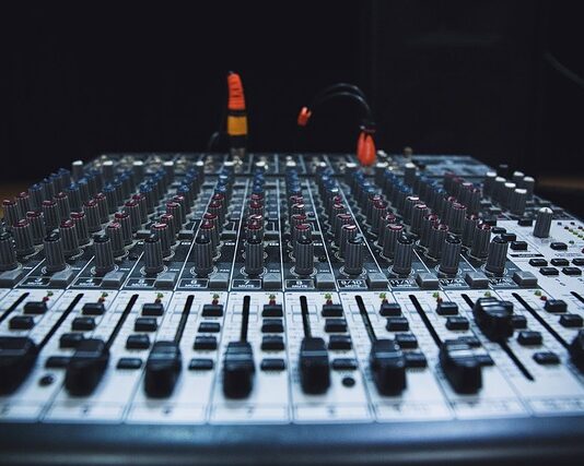 Co daje tłumik basowy?