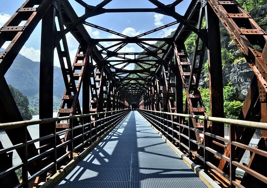 Na czym polega nitowanie na gorąco?