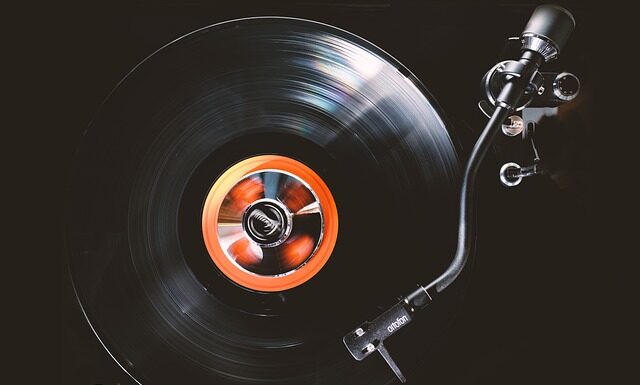 Czym smarować piastę przed założeniem tarczy?