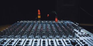 Czym zakleić tłumik?