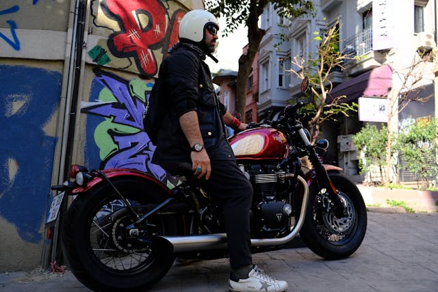 pexels-kutluer-erdal-triumph-rider-2160995374-37272254 Okulary motocyklowe
